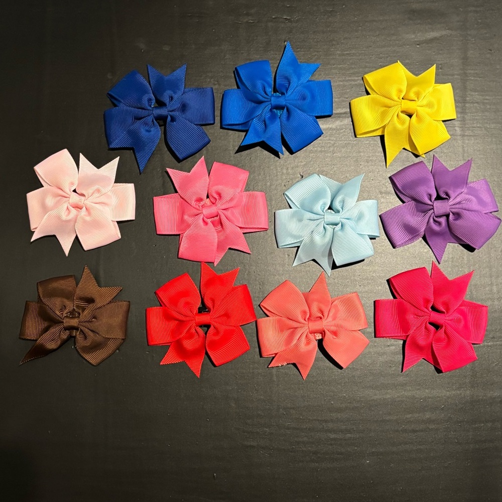 11 colorful hair bows. Back clip. Great condition.